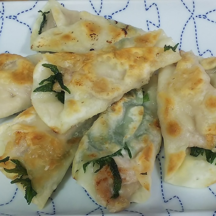 超簡単!豚肉と大葉を餃子の皮で包み焼き!